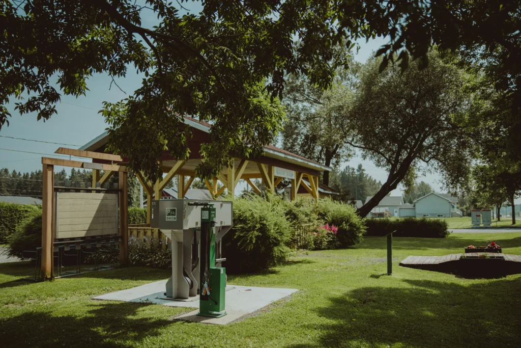 Aire de repos avec station de recharge.