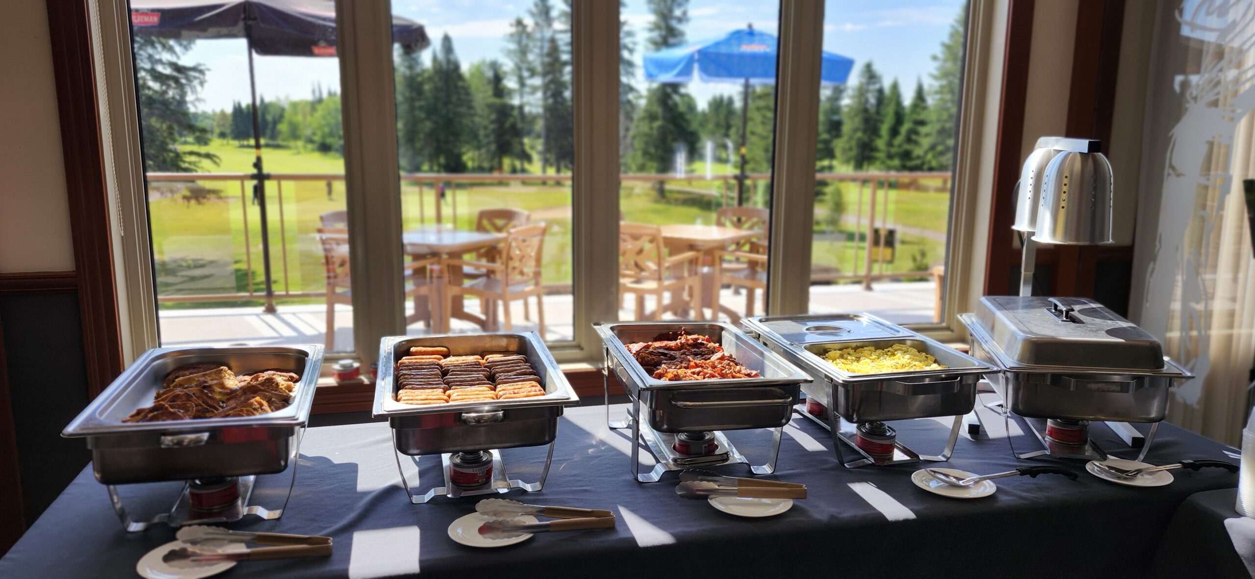 Buffet de petit déjeuner avec vue sur terrasse.