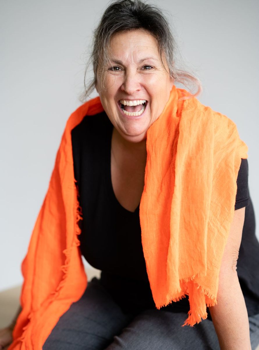 Femme souriante avec écharpe orange